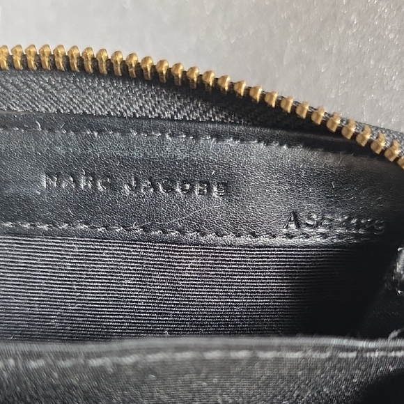 Marc Jacobs Black Pebbled Leather Zip Card Case with Gold Accent - Picture 3 of 11